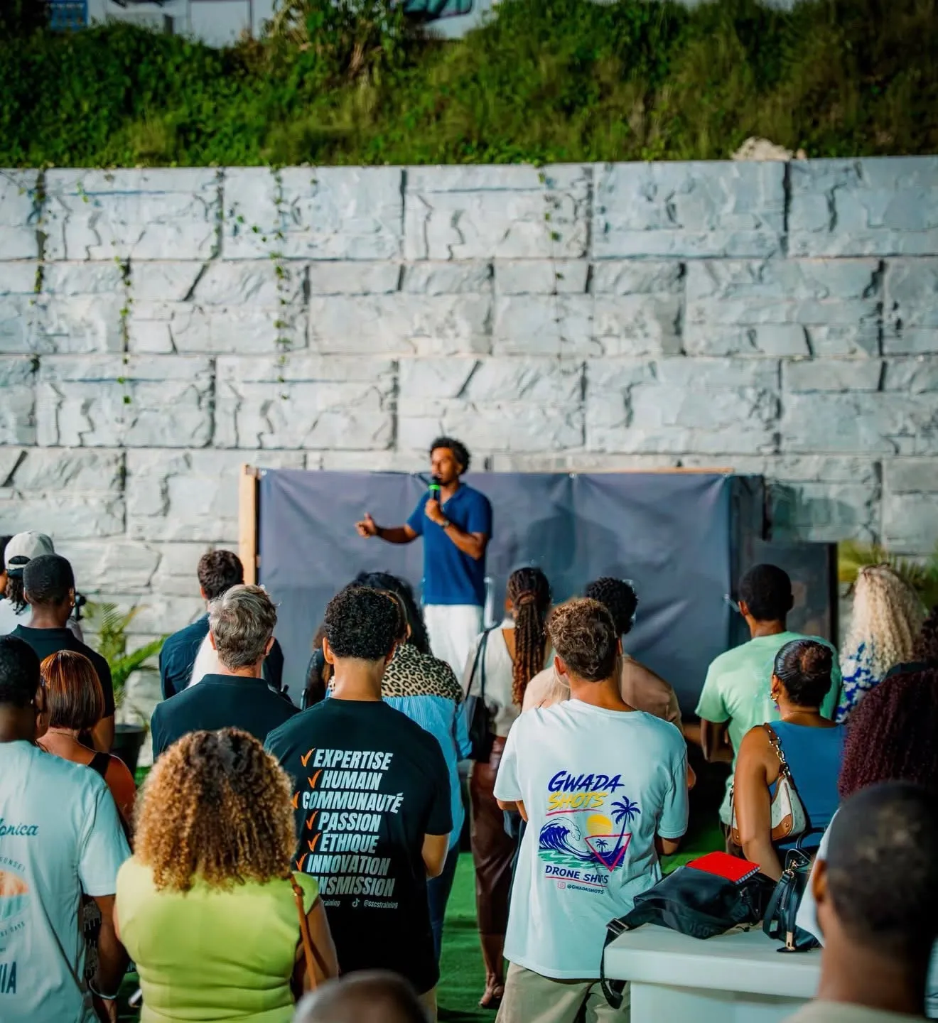 Aurélien sur scène devant les entrepreneurs, à Founders en Guadeloupe