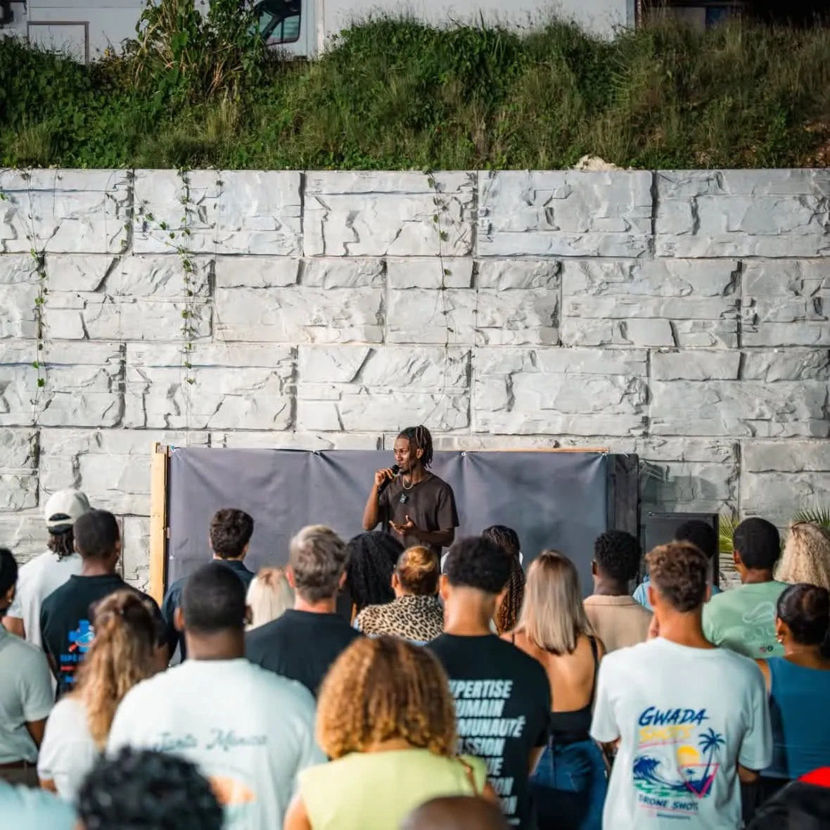 Lucas sur scène devant les entrepreneurs, à Founders en Guadeloupe